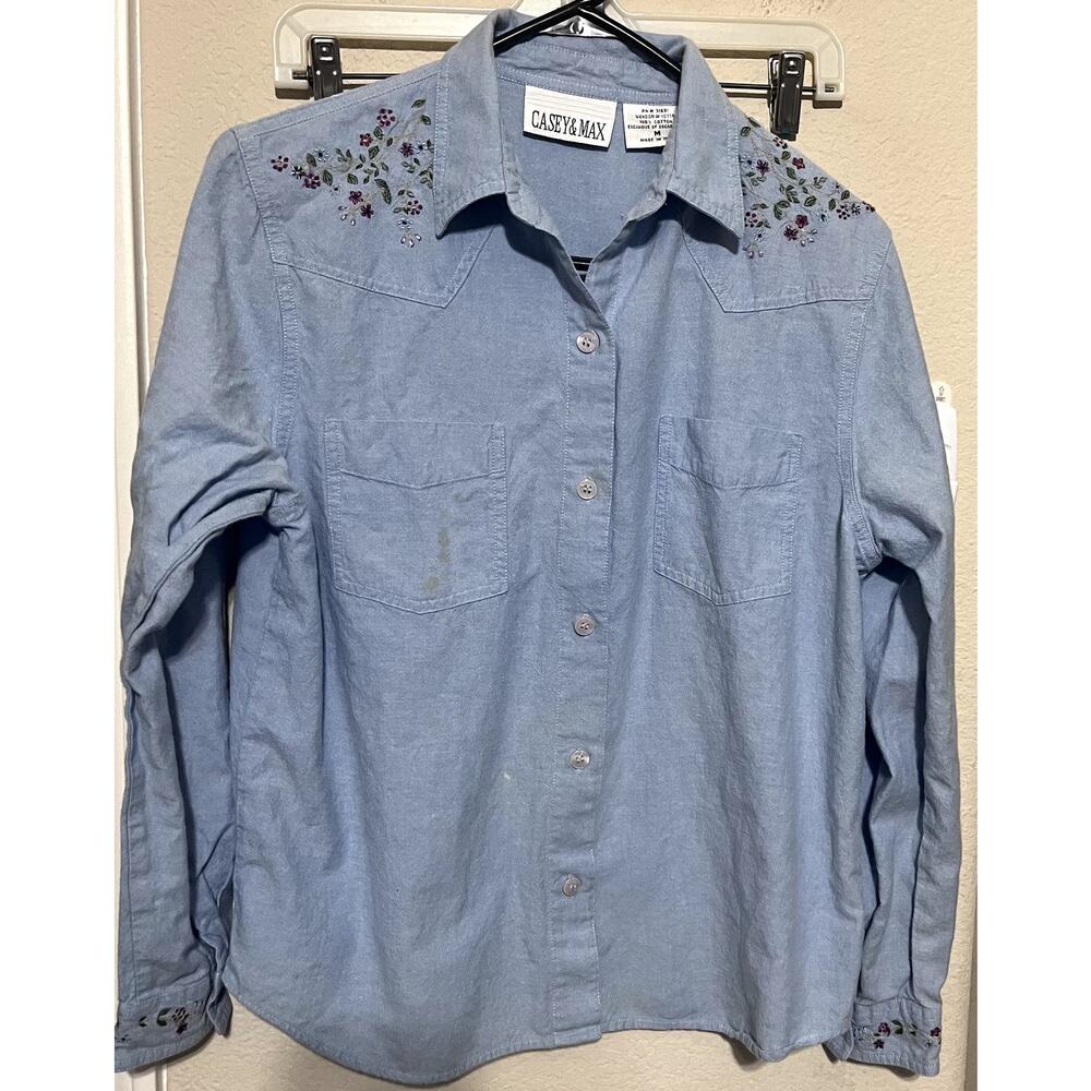 Casey & Max chambray shirt blue floral embroidered‎ western sz M tiny flaw